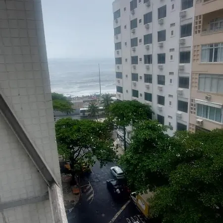 Quadra Da Praia Vista Para O Mar